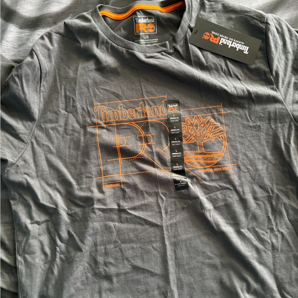 The shirt and slippers are new, just bought but they didn't fit me - Picture 2 of 4